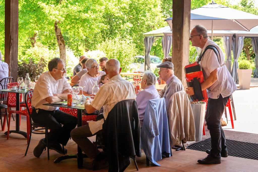 Restaurant l'orée du parc à Becherel - la grange - l'ambiance musette