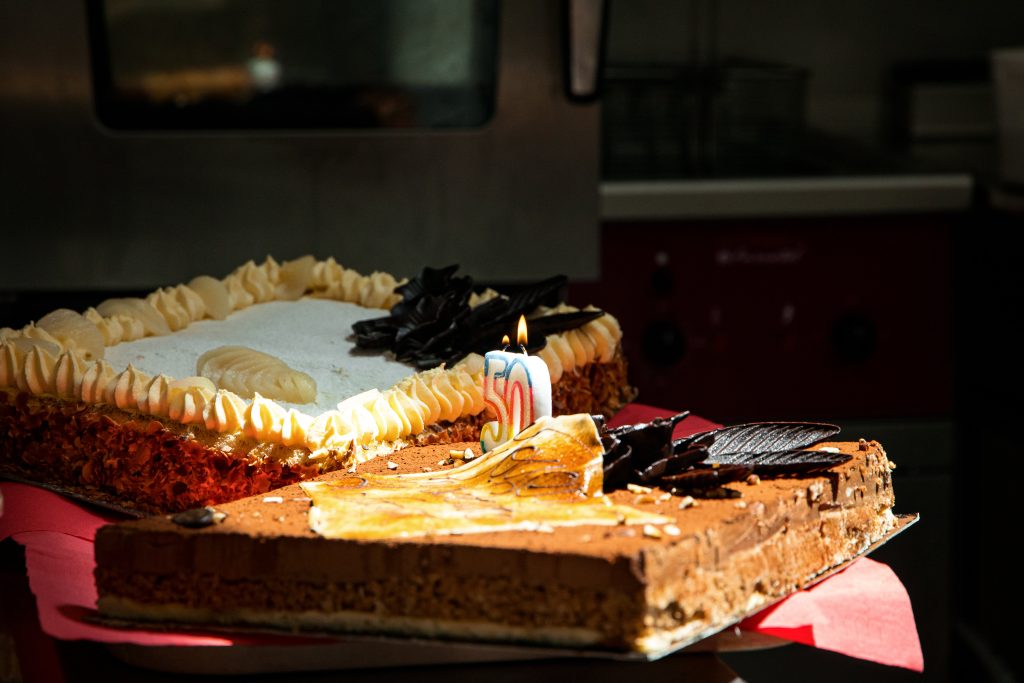 Restaurant l'orée du parc à Becherel - la grange - les repas de famille - des gâteaux d'anniversaire