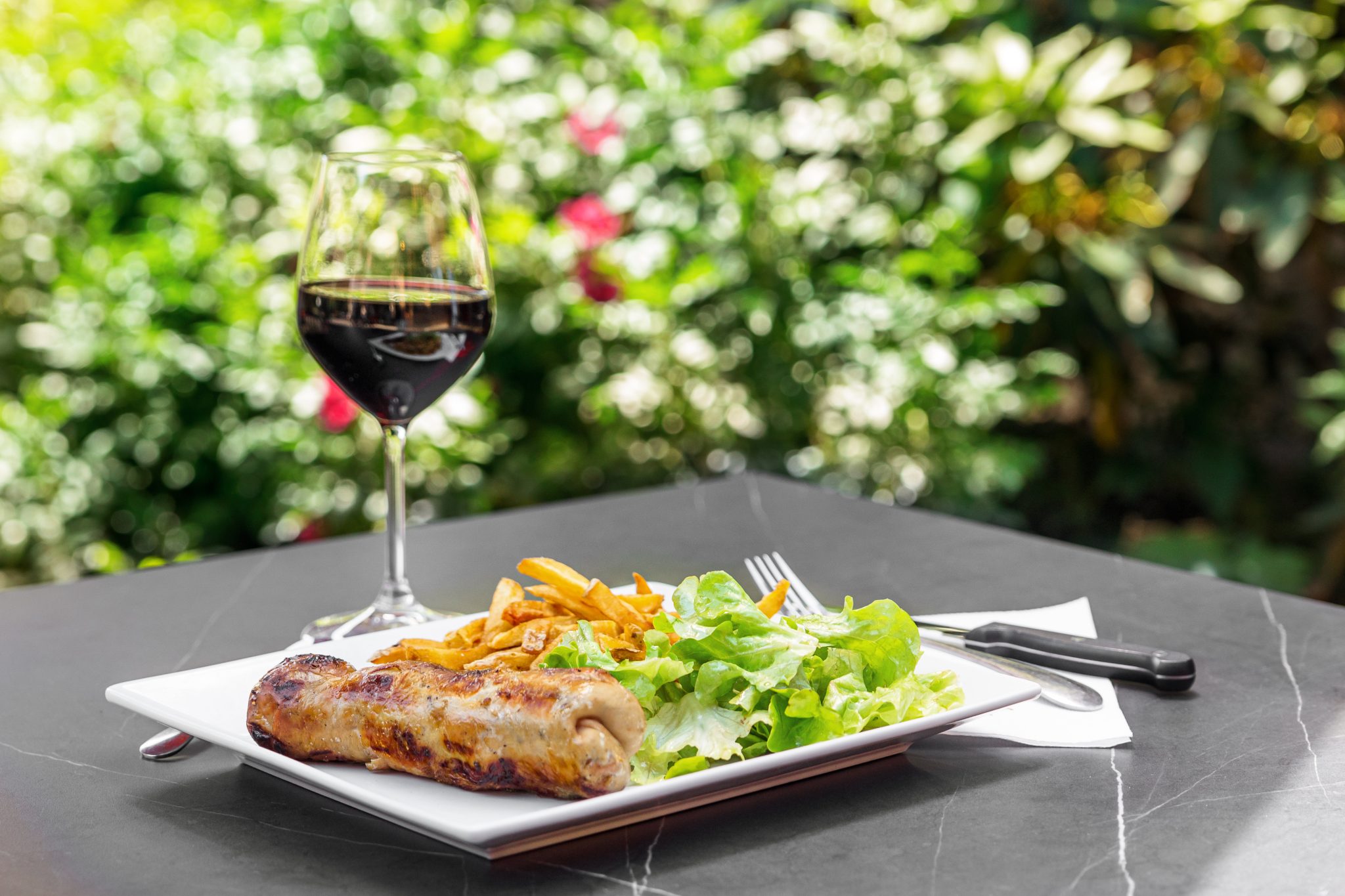 restaurant l'orée du parc à Becherel - andouillette grillée au feu de bois - frites maisons et salade verte