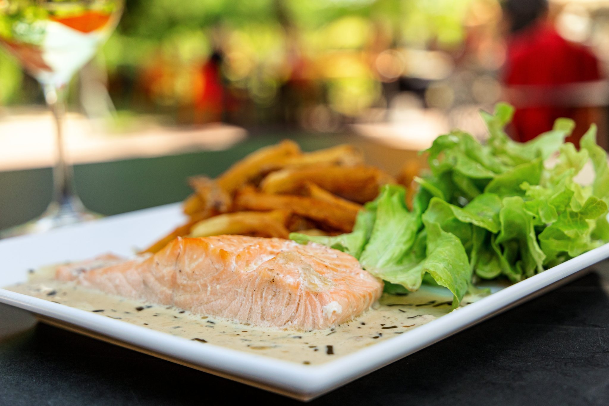 restaurant l'orée du parc à Becherel - filet de saumon - frites maisons et salade verte